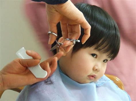cắt tóc cho bé gái sơ sinh